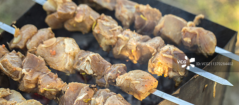 新鲜烤肉串特写图片素材