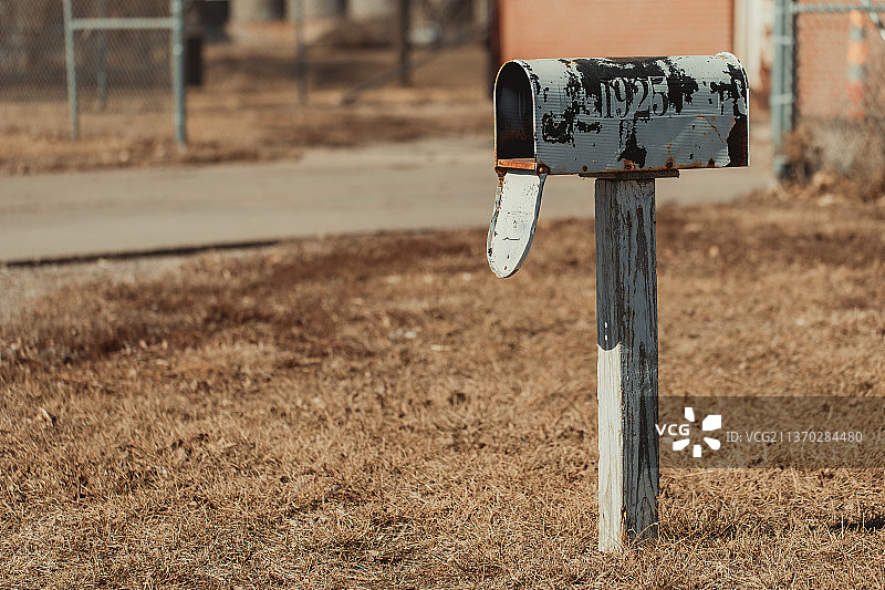田野上的复古邮箱特写图片素材