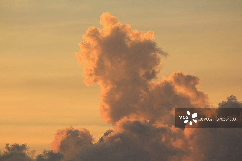 阳光照射云层，泰国日落时分的壮丽天空图片素材