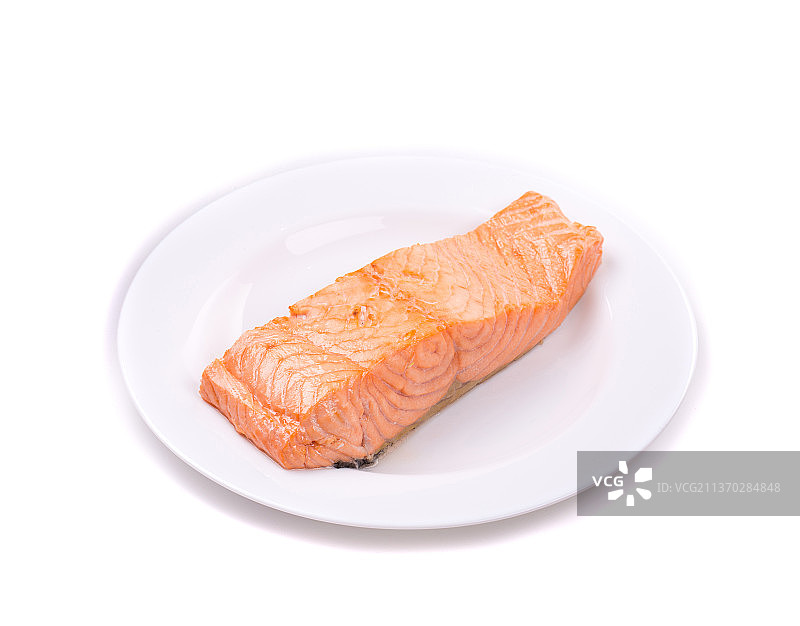 烤鲑鱼，白色背景下的牛角面包（摩尔多瓦）图片素材