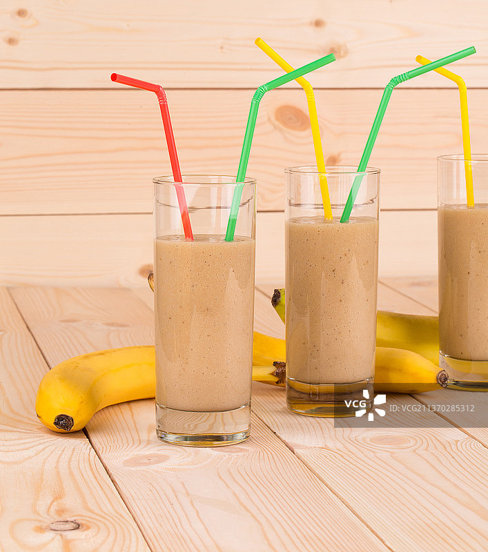 木头上香蕉冰沙和水果特写，摩尔多瓦图片素材