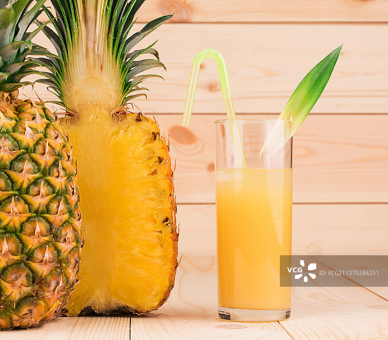 菠萝特写及桌上的菠萝汁，摩尔多瓦图片素材