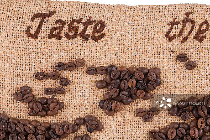 咖啡豆地图，亚麻粗布上的咖啡豆俯视图，摩尔多瓦图片素材