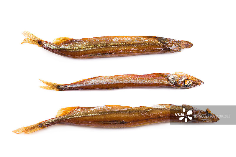 熏鱼，白色背景上的干制食品特写，摩尔多瓦图片素材