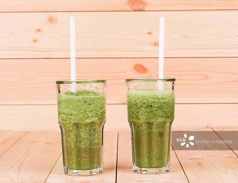 美味的猕猴桃汁，桌上的饮品特写，摩尔多瓦图片素材