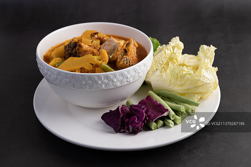 搭配黑鱼的黄咖喱，泰国菜图片素材