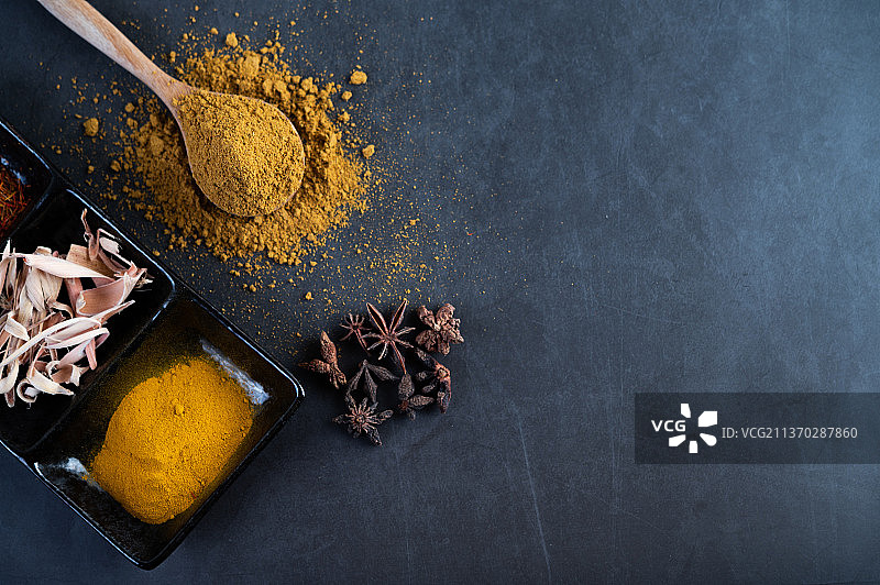 香料放在勺子里，再放在杯子里图片素材