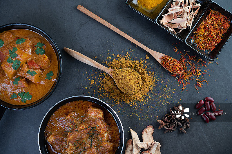 平底锅中的马沙文咖喱和香料图片素材