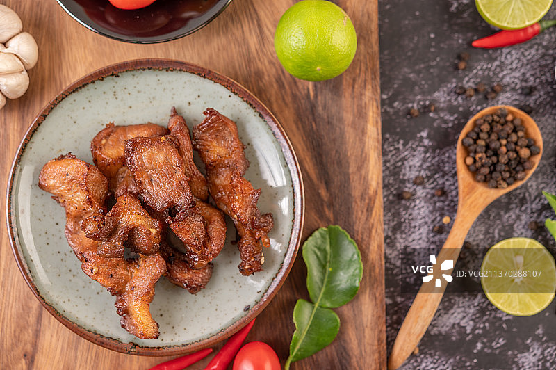 黑色水泥上的白色盘子里的猪排图片素材