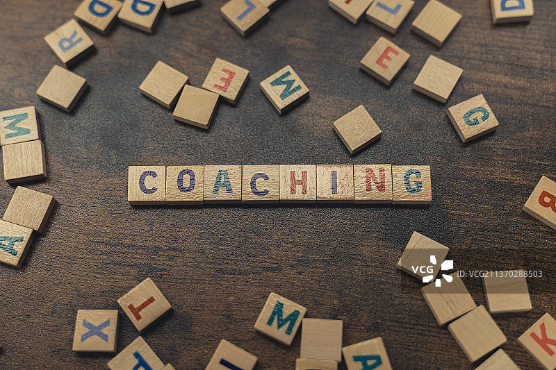 黑暗木纹上由木制字母组成的商业指导方块字图片素材