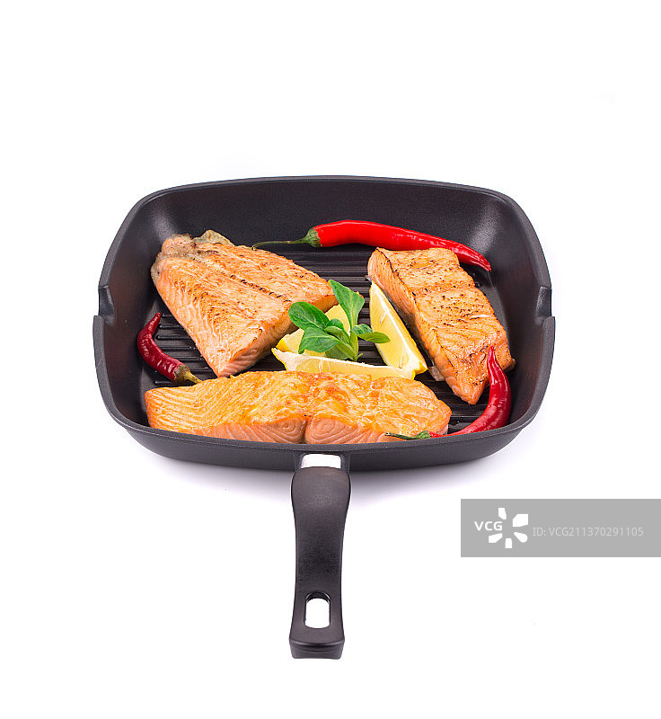 三文鱼排和红辣椒的煎锅料理，摩尔多瓦图片素材