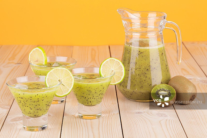新鲜猕猴桃汁和水果，摩尔多瓦图片素材