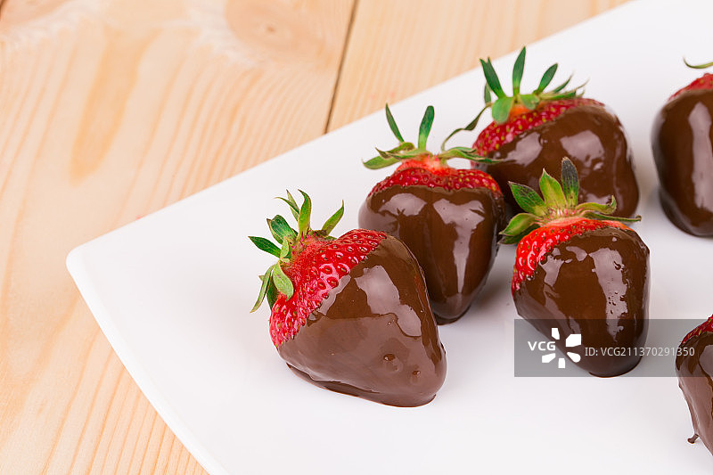 巧克力草莓，桌上甜点盘特写，摩尔多瓦图片素材