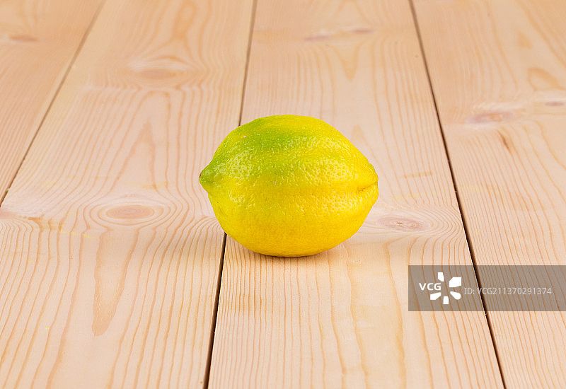 木桌上成熟的柠檬特写，摩尔多瓦图片素材