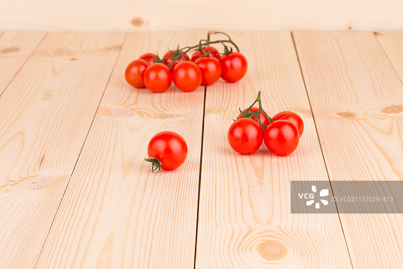 木桌上的新鲜成熟樱桃番茄，摩尔多瓦图片素材