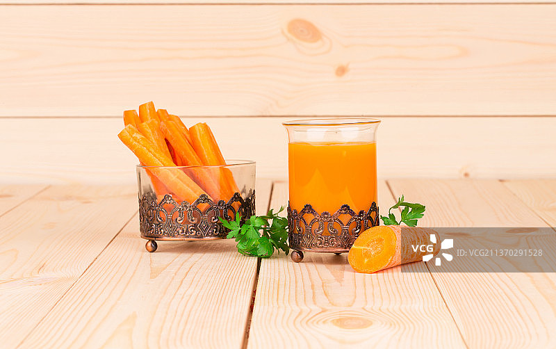 新鲜美味的胡萝卜汁，桌上的食品饮料特写，摩尔多瓦图片素材