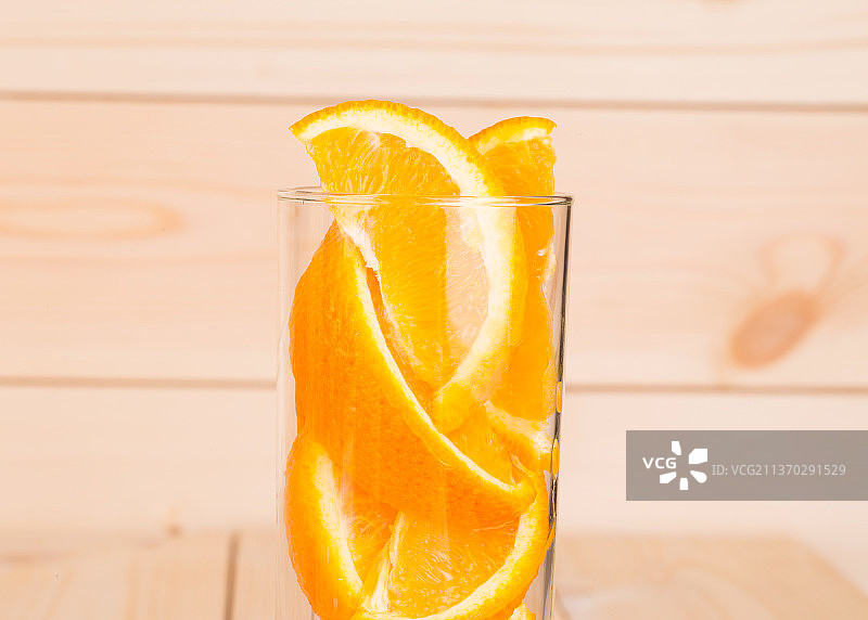 装满橙子片的玻璃杯，摩尔多瓦橙汁特写图片素材