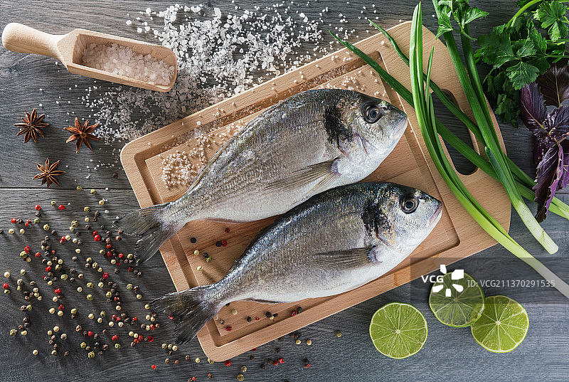 桌子上食材的高角度视图图片素材