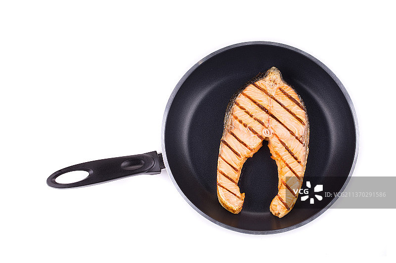 平底锅上的三文鱼排，白色背景图片素材