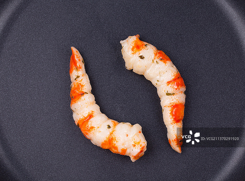 平底锅烹饪中的对虾，桌子上对虾的高角度视图，摩尔多瓦图片素材