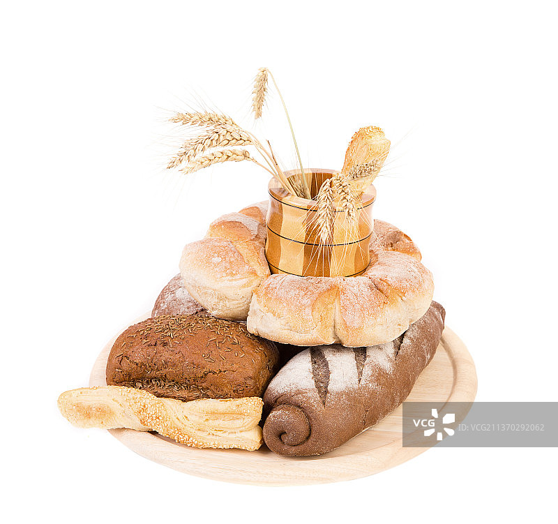 不同种类的面包、罐子和木托盘，来自摩尔多瓦图片素材