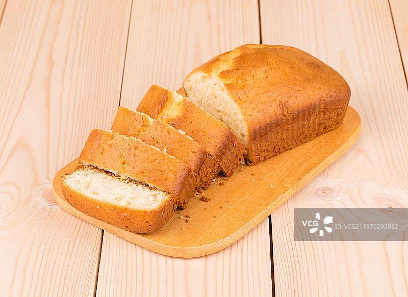 木板上的新鲜蛋糕片，桌子上的面包高角度视图，摩尔多瓦图片素材