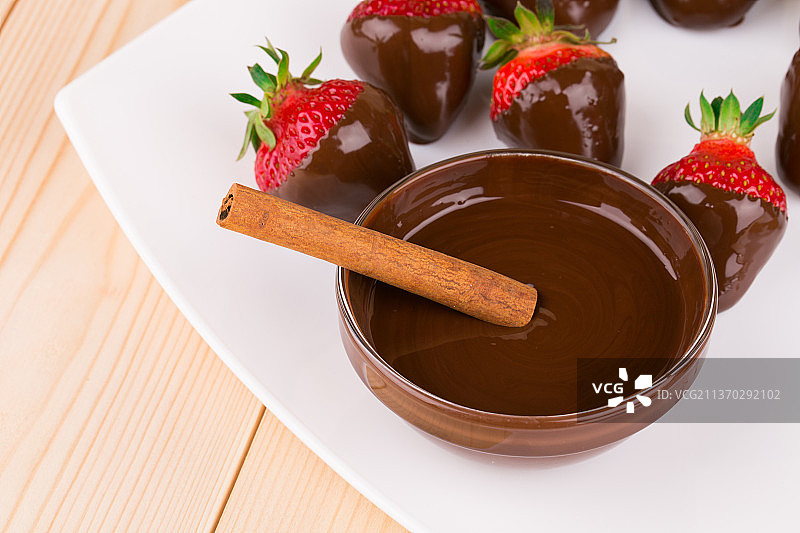 巧克力草莓与肉桂，碗装冰淇淋俯视图，摩尔多瓦图片素材