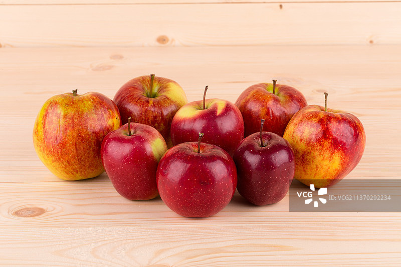 木头上的新鲜红苹果特写，摩尔多瓦图片素材