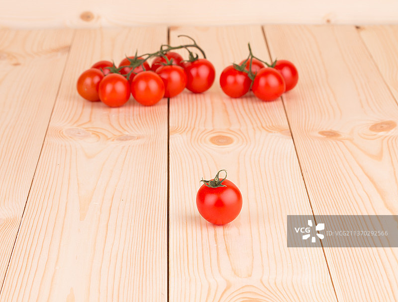 新鲜的樱桃番茄（木桌高角度）图片素材