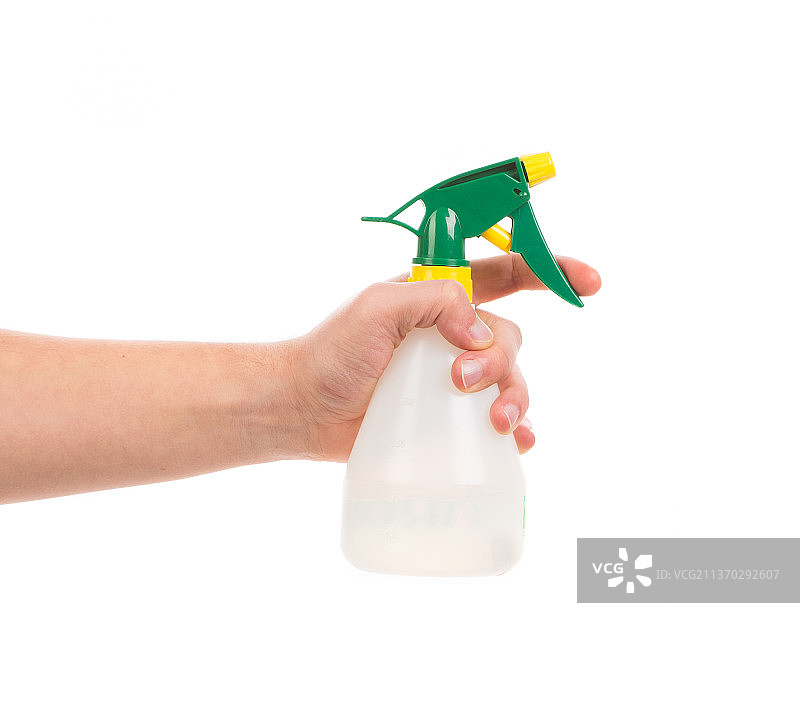 戴手套的手拿着喷雾瓶，在白色背景前图片素材