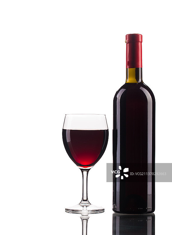 红酒瓶和酒杯，白色背景下的葡萄酒瓶特写，摩尔多瓦图片素材