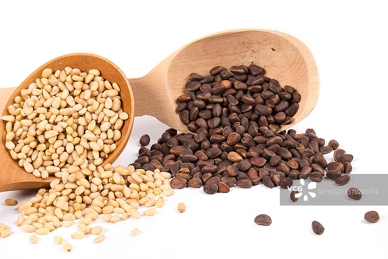 盛满松子的木勺，摩尔多瓦图片素材