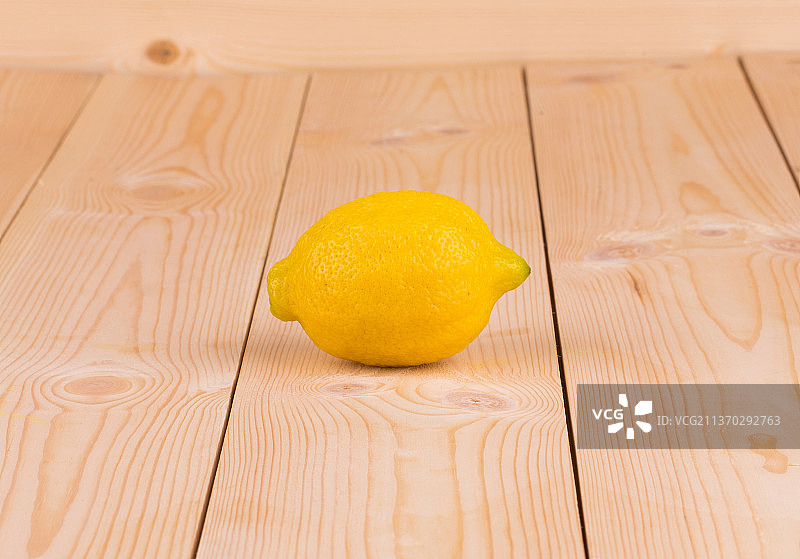 木桌上的成熟柠檬，高角度拍摄，摩尔多瓦图片素材