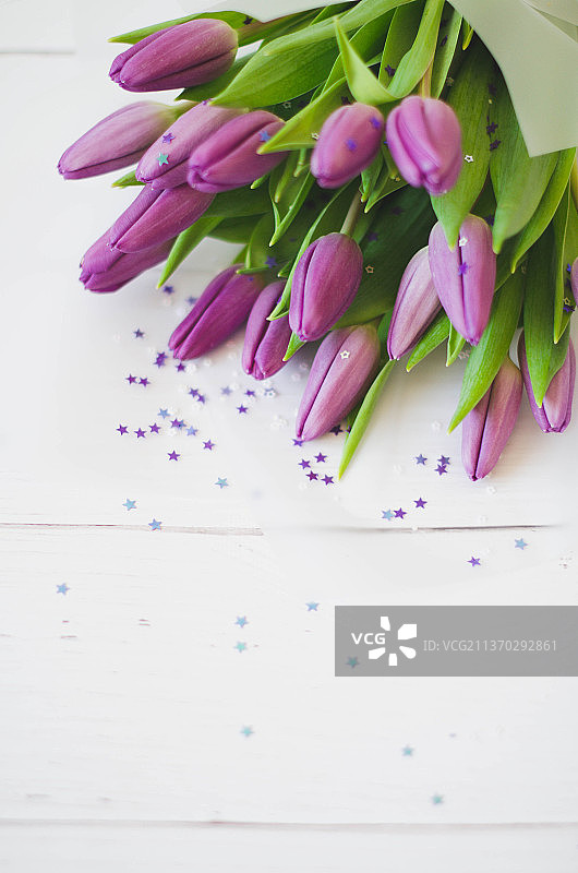 桌子上郁金香的特写图片素材