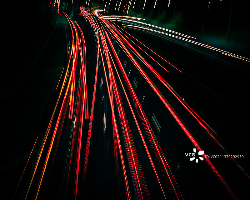 夜间高速公路上的光轨图片素材