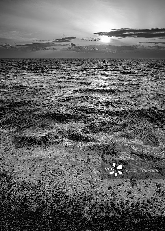 冬季的汹涌波浪，壮丽海景图片素材