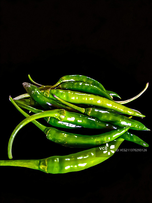 黑色背景上的绿色辣椒特写图片素材
