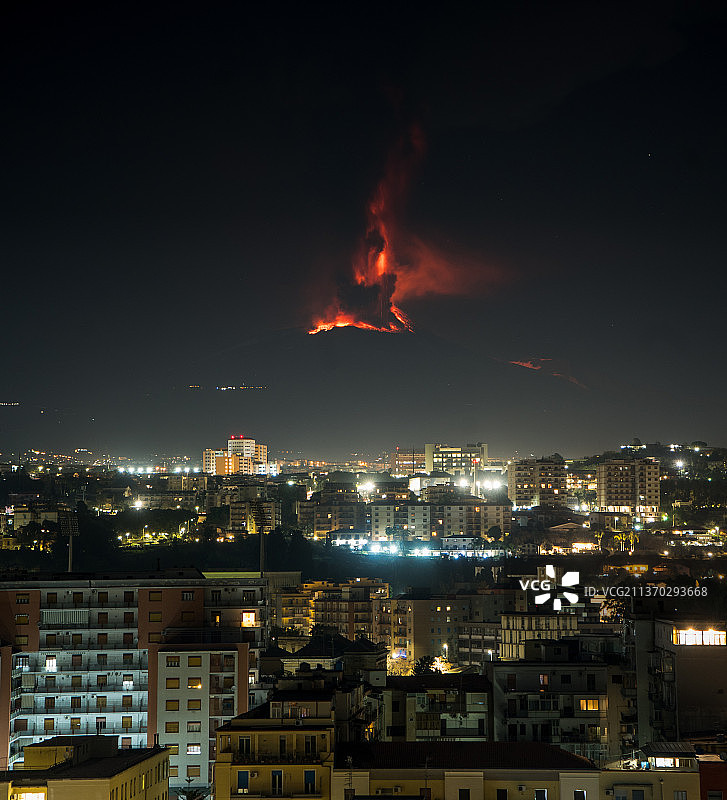 意大利卡塔尼亚阿德拉诺埃特纳城市夜景图片素材
