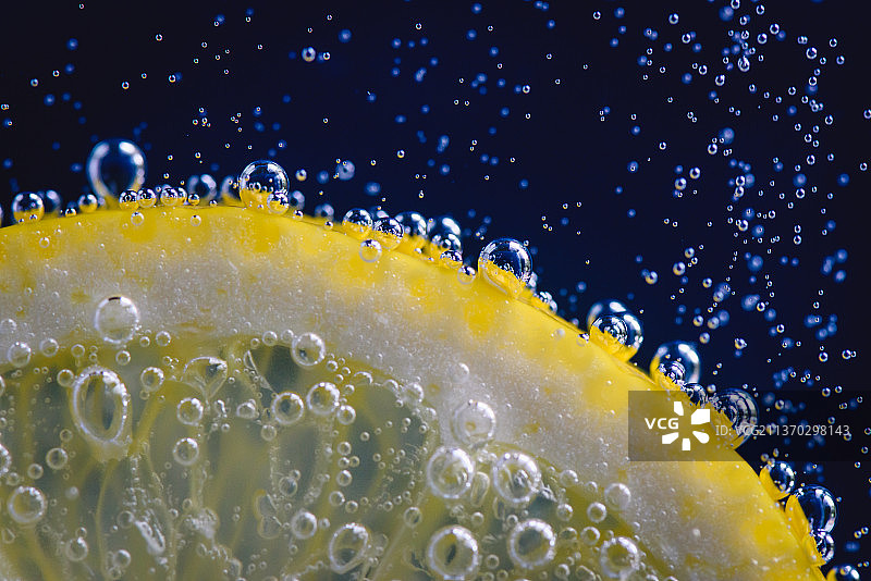 柠檬与黑色背景上的气泡特写图片素材