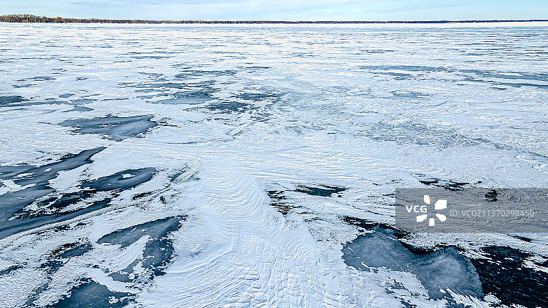 冰冻水域和纹理航拍，美国威斯康星州尼纳图片素材