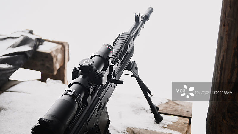 带狙击镜的自动步枪特写图片素材