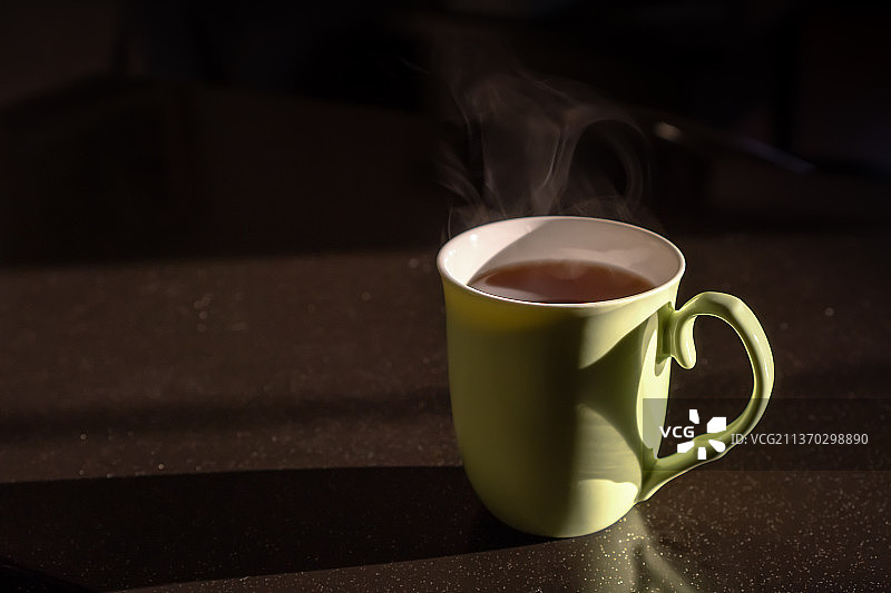 阳光下的一杯热茶生活家居照图片素材