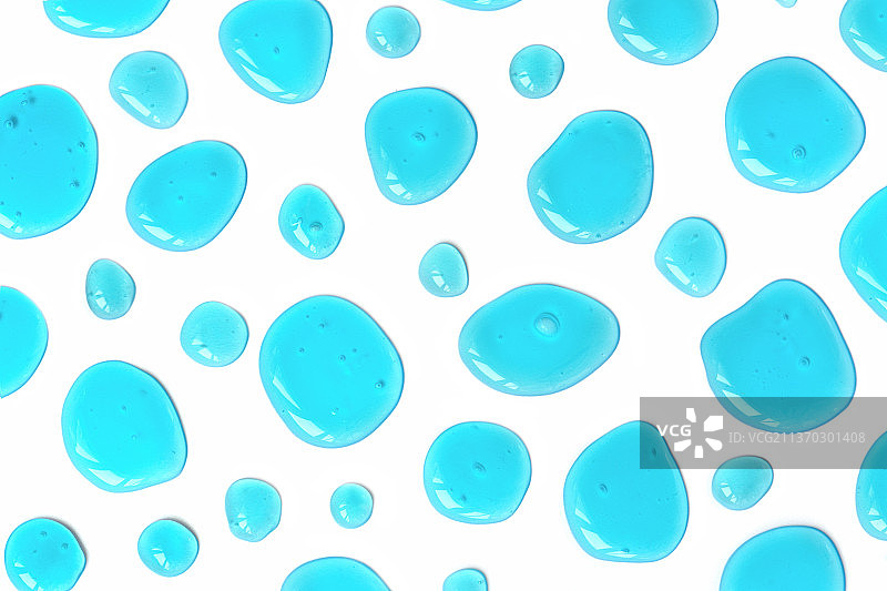 白色背景上薄荷蓝色凝胶或精华液图片素材