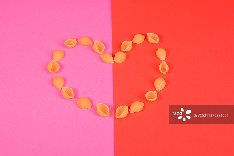 粉色背景上的心形俯视图图片素材