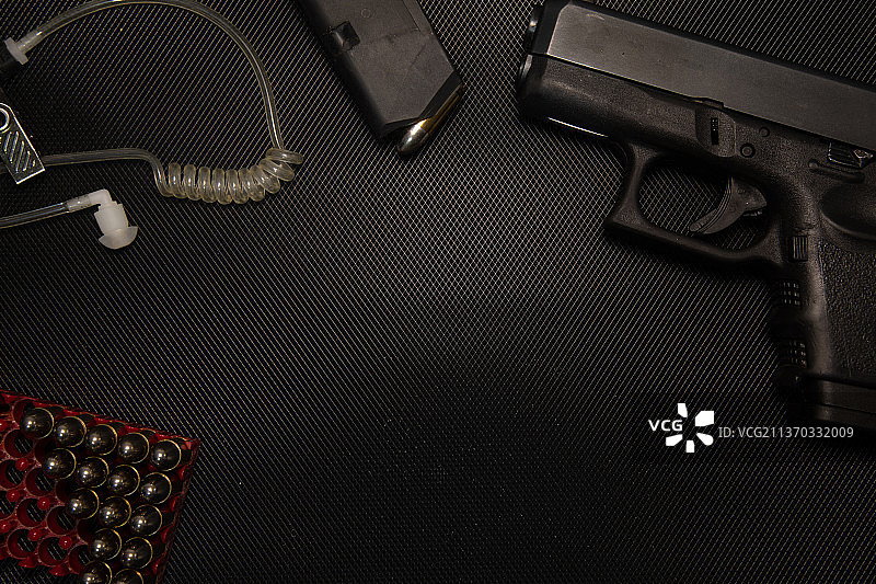 深色背景上的枪和弹药俯视图图片素材