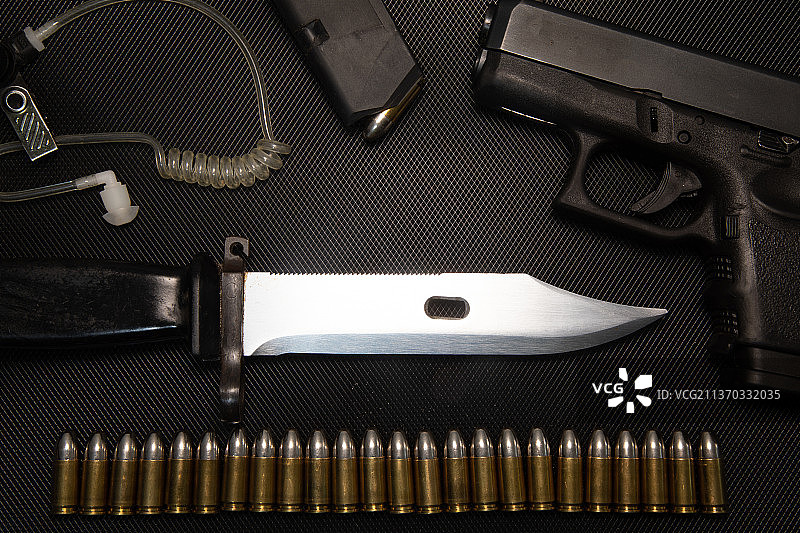 暴力、安全和犯罪概念的枪支和弹药图片素材