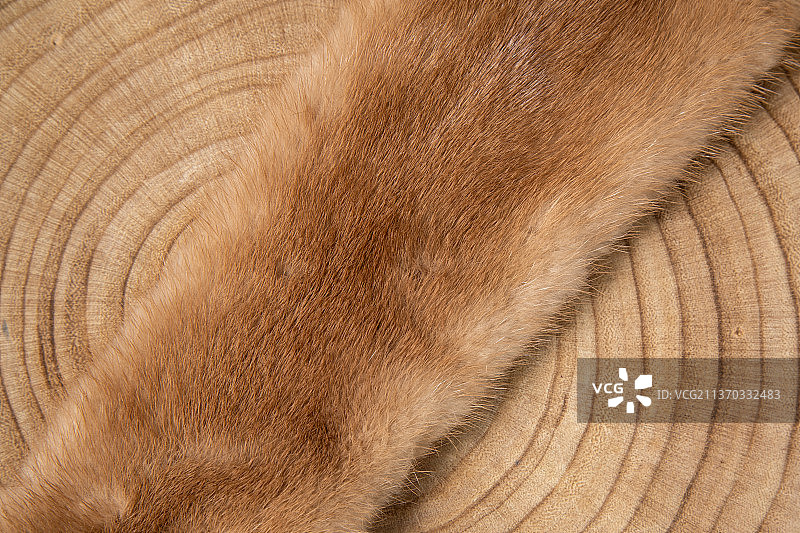 高品质木质背景上的毛皮地毯图片素材