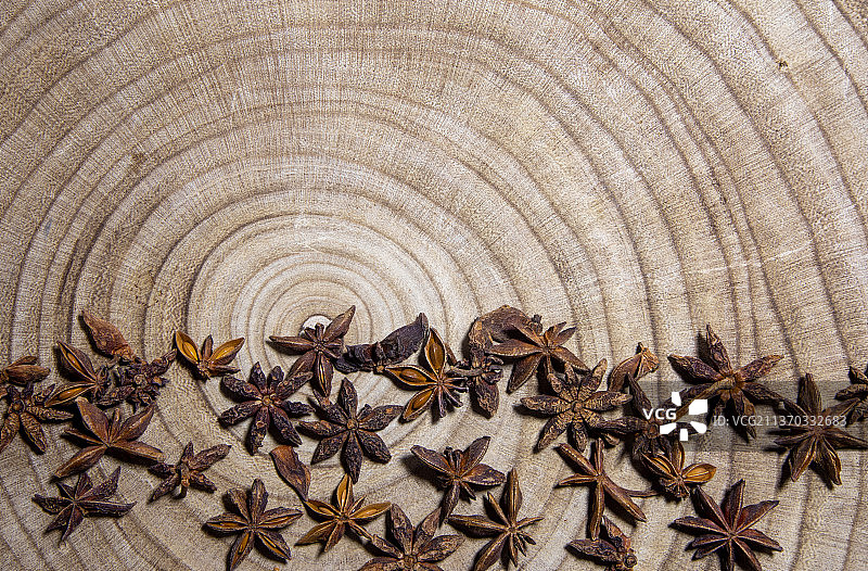 木桌上的干燥八角茴香图片素材