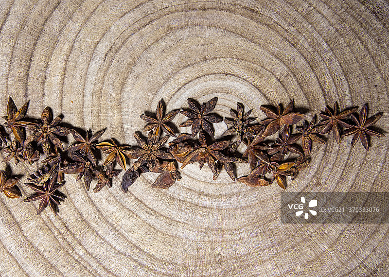 木桌上的干燥八角茴香图片素材