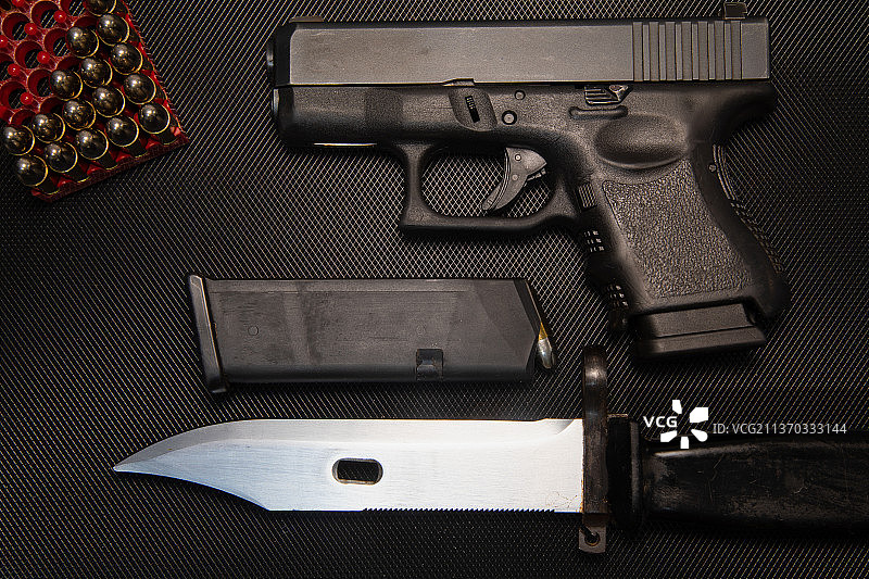 深色背景上的枪和弹药俯视图图片素材